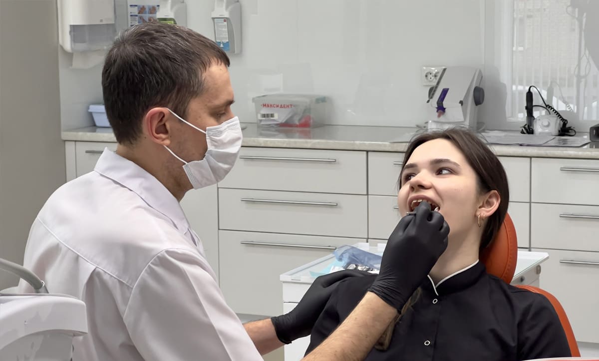 Фото клиентов имплантации зубов Харламова Д.А. в стоматологии МаксиДент